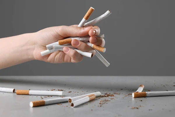 Pare Fumar Conceito Mulher Segurando Cigarros Acima Mesa Cinza Close — Fotografia de Stock