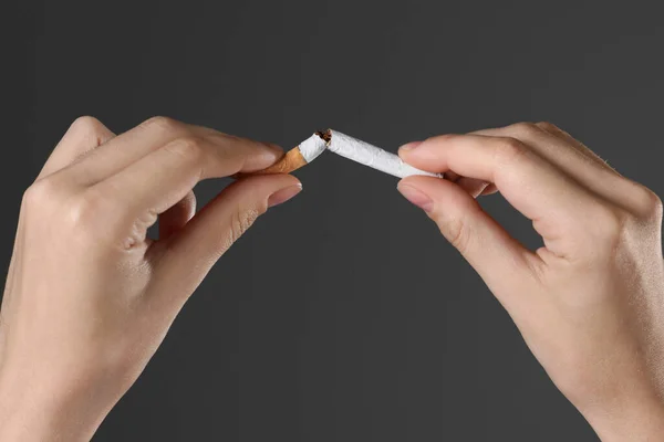 Rauchstopp Konzept Frau Bricht Zigarette Auf Grauem Hintergrund Nahaufnahme — Stockfoto