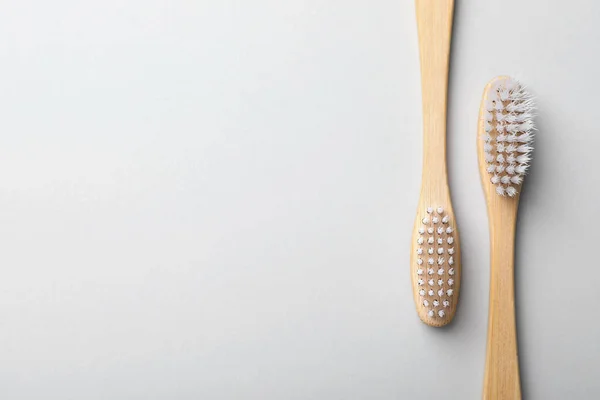 Escovas Dentes Bambu Fundo Claro Flat Lay Espaço Para Texto — Fotografia de Stock