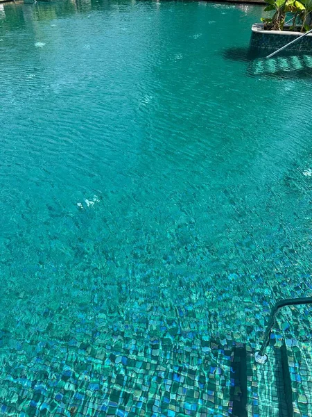 晴れた日に屋外スイミングプールできれいな水 — ストック写真