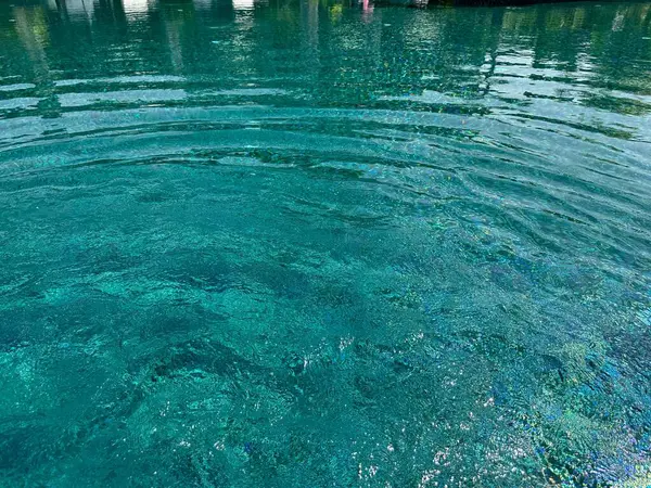 Helder Rimpelwater Het Zwembad Buiten — Stockfoto