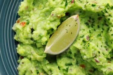 Lezzetli guacamole, tabakta limon ile servis edilir.