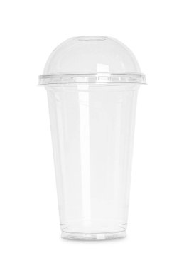 Beyaza izole edilmiş boş bir plastik bardak.