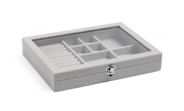 Bir boş mücevher kutusu beyaza izole edilmiş.