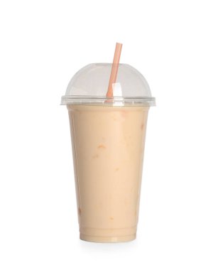 Beyaz üzerine izole edilmiş plastik bardak lezzetli smoothie.