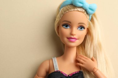 Mykolaiv, Ukrayna - 4 Eylül 2023: Bej arka planda güzel Barbie bebek, metin için boşluk