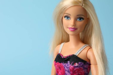 Mykolaiv, Ukrayna - 4 Eylül 2023: açık mavi arka planda güzel Barbie bebek. Metin için boşluk