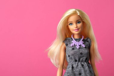 Mykolaiv, Ukrayna - 4 Eylül 2023: Pembe arka planda güzel Barbie bebek, metin için alan
