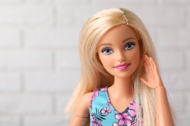 Mykolaiv, Ukrayna - 4 Eylül 2023: Beyaz tuğla duvarın yanındaki güzel Barbie bebek, yazı için alan