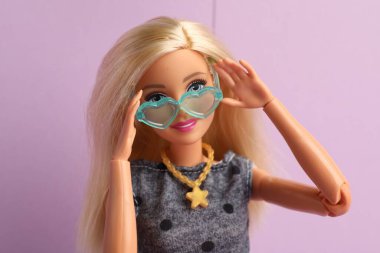 Mykolaiv, Ukrayna - 4 Eylül 2023: Leylak arka planda gözlüklü güzel Barbie bebek
