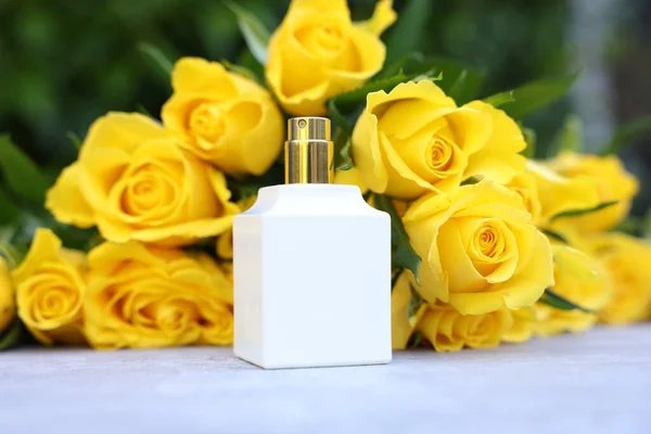 Perfume Belo Buquê Rosas Amarelas Mesa Luz — Fotografia de Stock