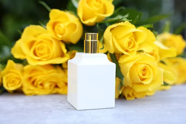 Perfume Belo Buquê Rosas Amarelas Mesa Luz Close — Fotografia de Stock