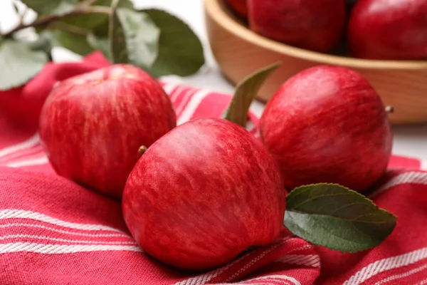Fresh Red Apples Leaves Table Closeup — Stock Photo, Image