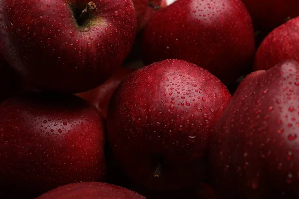 Verse Rode Appels Met Waterdruppels Als Achtergrond Close — Stockfoto