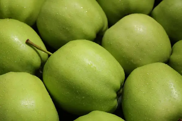 Manzanas Verdes Frescas Con Gotas Agua Como Fondo Primer Plano —  Fotos de Stock