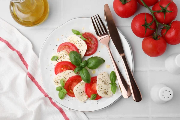 Caprese Salat Mit Tomaten Mozzarella Basilikum Und Gewürzen Auf Weißem — Stockfoto