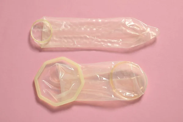 Ovalsade Kvinnliga Och Manliga Kondomer Ljusrosa Bakgrund Platt Låg Säkert — Stockfoto
