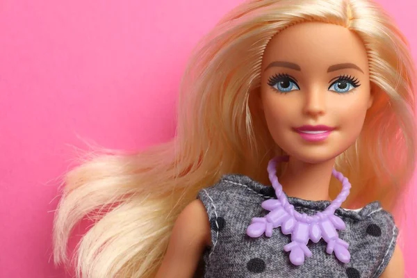 Mykolaiv, Ukrayna - 4 Eylül 2023: Pembe arka planda güzel Barbie bebek, metin için alan