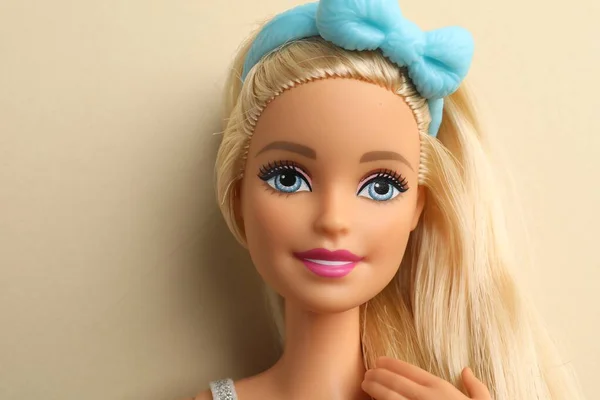 Mykolaiv Ucrânia Setembro 2023 Boneca Barbie Bonita Fundo Bege Espaço — Fotografia de Stock