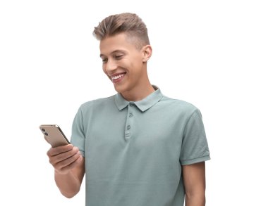 Beyaz arka planda akıllı telefondan mesaj gönderen mutlu genç adam.