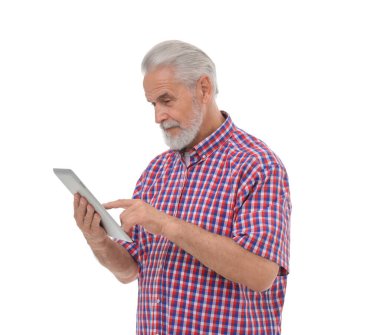 Beyaz arkaplanda tablet kullanan kıdemli adam