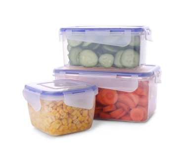 Farklı taze ürünlere sahip plastik kaplar beyaza izole edilmiş.