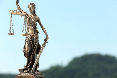 Adalet Anıtı gökyüzüne karşı, yazı için yer var. Yasalara göre adil muamele sembolü