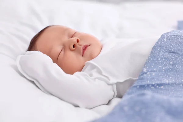 Roztomilé Novorozeně Spí Pod Modrou Přikrývkou Posteli Detailní Záběr — Stock fotografie
