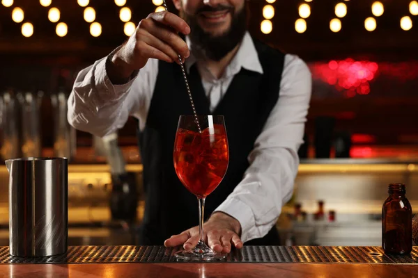 Barmen Tezgahta Taze Alkollü Kokteyl Yapıyor Yakın Plan — Stok fotoğraf