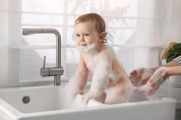 Mutter Wäscht Ihr Kleines Baby Hause Waschbecken — Stockfoto
