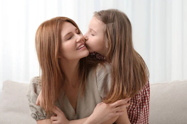 Bonito Filha Beijando Sua Mãe Sofá Casa — Fotografia de Stock