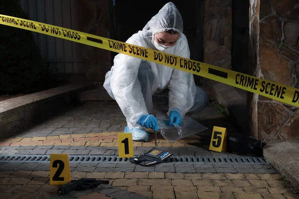 Suç Bilimci Dışarıdaki Suç Mahallinde Kanıtlarla Çalışıyor — Stok fotoğraf