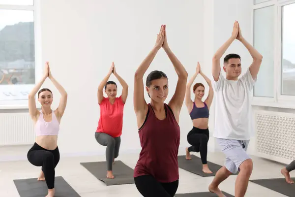 Paspaslar Üzerinde Yoga Yapan Bir Grup Insan — Stok fotoğraf