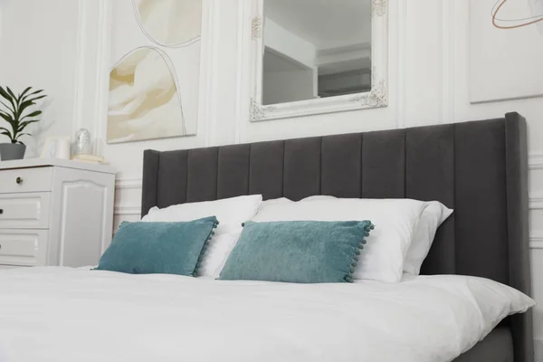 Большая Удобная Кровать Подушками Спальне Дизайн Интерьера — стоковое фото