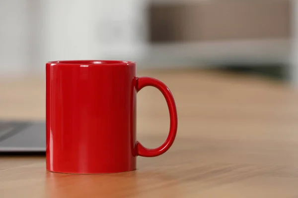 Röd Keramikmugg Träbord Arbetsplatsen Plats För Text — Stockfoto