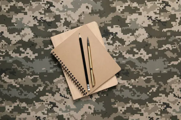 Σημειωματάρια Στυλό Και Μολύβι Καμουφλάζ Φόντο Πάνω Όψη Στρατιωτική Εκπαίδευση — Φωτογραφία Αρχείου