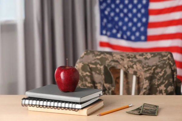 Zeszyty Ołówek Łaty Jabłko Drewnianym Stole Pobliżu Flagi Stanów Zjednoczonych — Zdjęcie stockowe