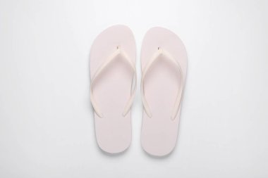 Beyaz arkaplanda şık parmak arası terlikler, üst görünüm