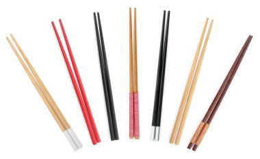 Farklı yemek çubukları ile beyaz, üst görünüm izole