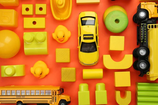 Různé Dětské Hračky Oranžovém Pozadí Plochý Ležel — Stock fotografie