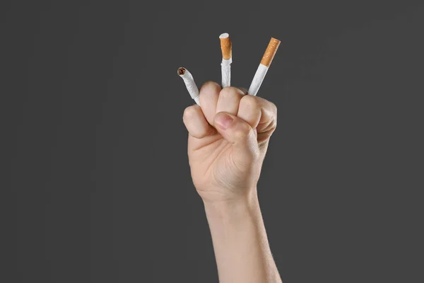 Pare Fumar Conceito Mulher Esmagar Cigarros Fundo Cinza Close Com — Fotografia de Stock