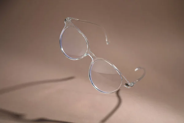 Stylowa Para Okularów Jasnobrązowym Tle — Zdjęcie stockowe
