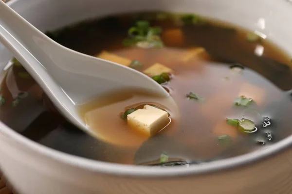 Sopa Miso Deliciosa Com Tofu Colher Tigela Close — Fotografia de Stock