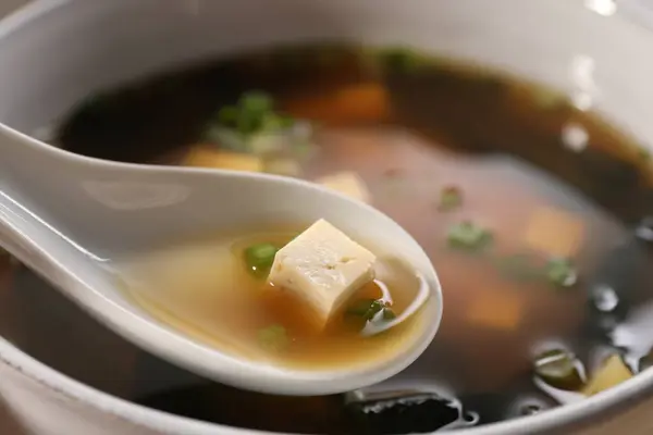 ボウルの上にスプーンに豆腐が入ったおいしい味噌汁 クローズアップ — ストック写真