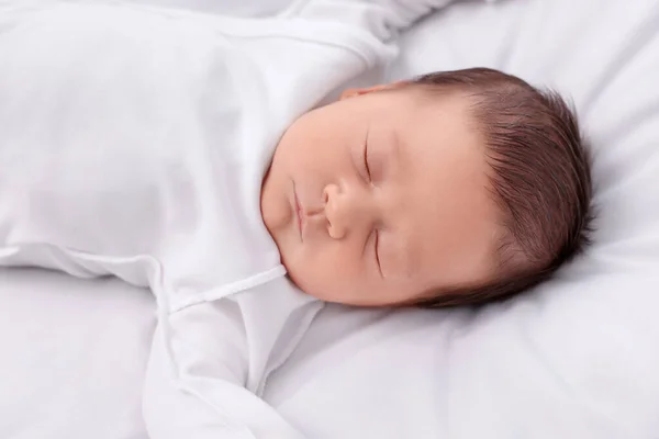 Roztomilé Novorozeně Spí Bílé Přikrývce Pohled Shora — Stock fotografie