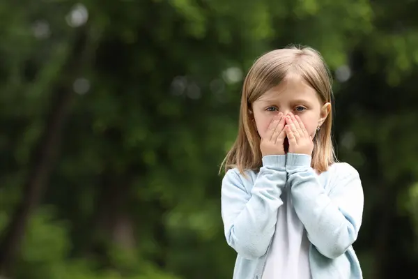 Маленькая Девочка Страдает Сезонной Весенней Аллергии Открытом Воздухе Место Текста — стоковое фото
