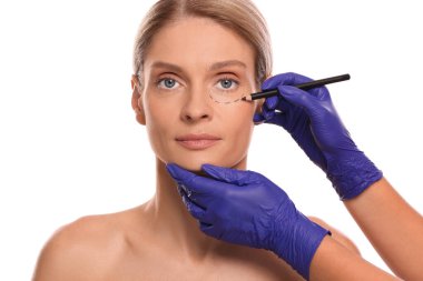 Beyaz arkaplanda estetik ameliyat için kalem hazırlayan bir doktor, yakın plan.