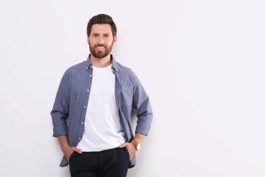 Beyaz arka planda yakışıklı bir adamın portresi, metin için boşluk