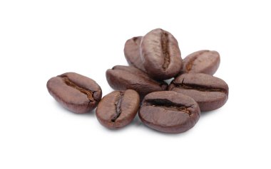 Birçok aromatik kavrulmuş kahve çekirdeği beyaz üzerine izole edilmiş.