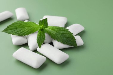 Lezzetli beyaz sakız ve nane yaprakları açık yeşil arka planda, yakın plan